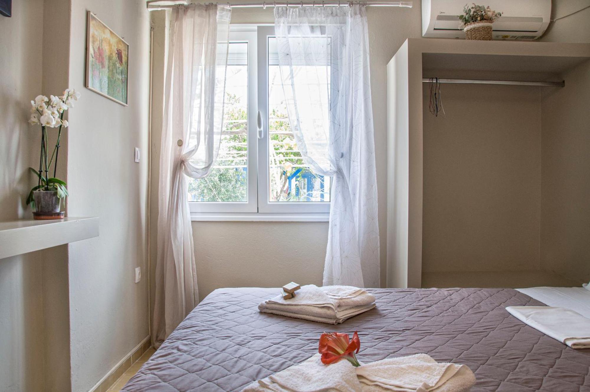 Christina Rooms Adamantas  Luaran gambar