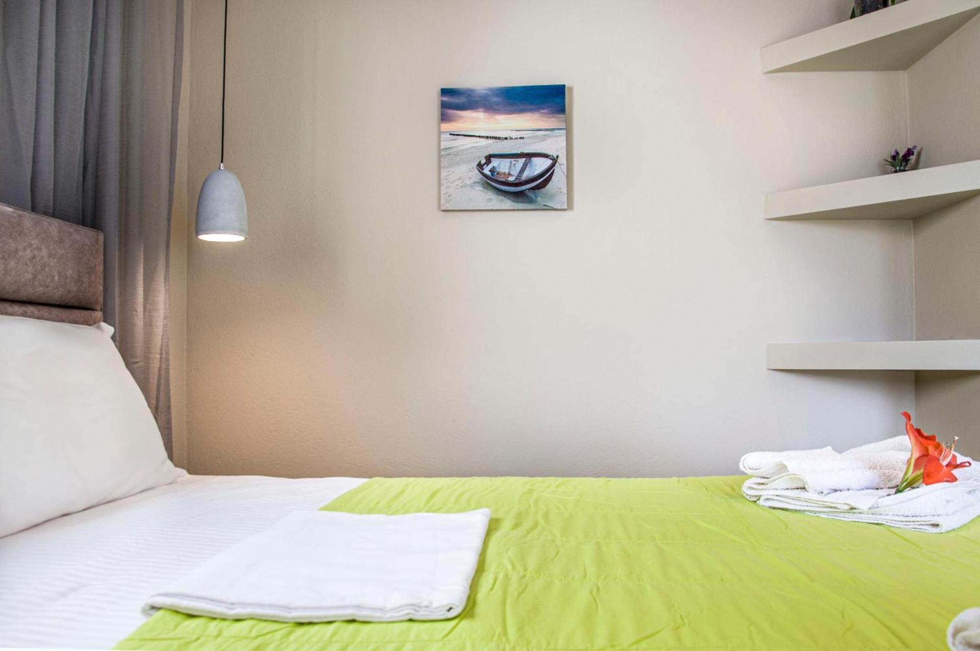 Christina Rooms Adamantas  Luaran gambar