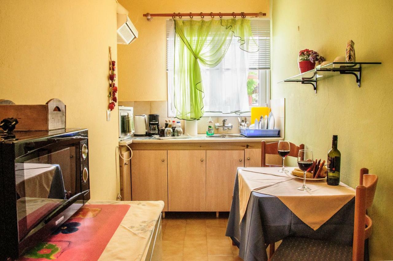 Christina Rooms Adamantas  Luaran gambar